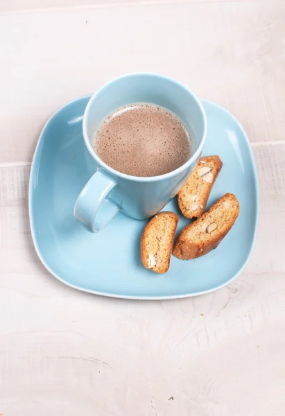 Blauwe cup met cacao of chocolade met amandel cookies — Stockfoto