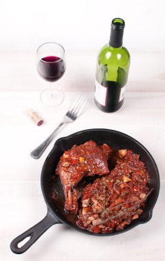 kırmızı şarap ve mantarlı tavuk