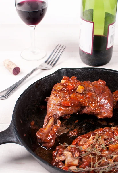 Coq au vin kycklingrätt med vin — Stockfoto