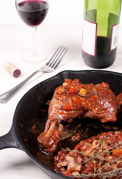 Plato de pollo coq au vin con vino — Foto de Stock