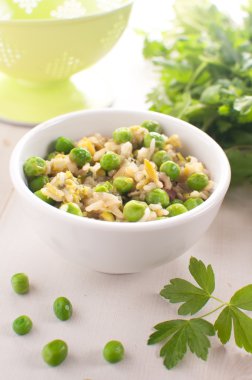 Yeşil pesto ile kahverengi pirinç risotto