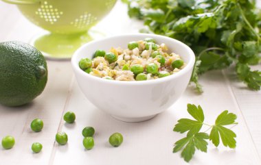Bahar risotto ile kahverengi pirinç ve bezelye