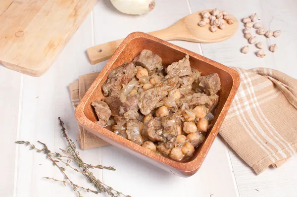 Zelfgemaakte stoofpotje met kikkererwten en vlees — Stockfoto