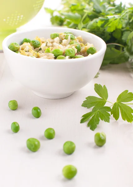 Brown rice with green peas — Stock Photo, Image