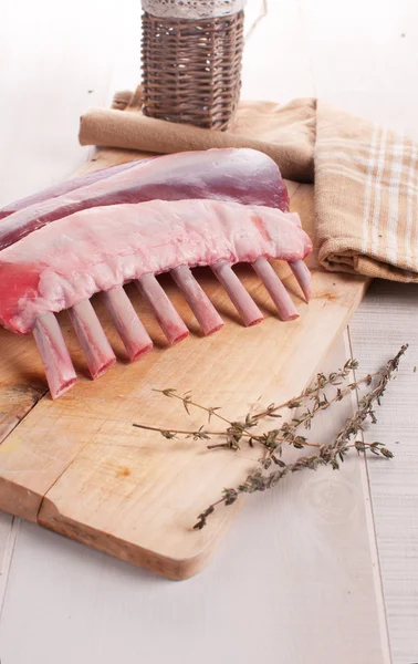 Estante de ternera o cordero crudo antes de cocinar —  Fotos de Stock