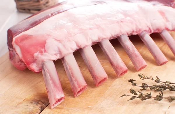 Rack de borrego ou de carne de bovino em bruto — Fotografia de Stock