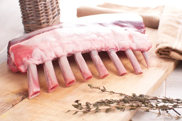 Ham rack kuzu biftek pişirme — Stok fotoğraf