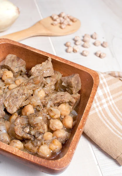 Cocinado lento se reúnen con garbanzos y cebolla —  Fotos de Stock