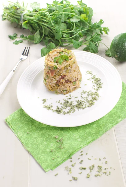 Brown rice with green peas and prosciutto — Stock Photo, Image