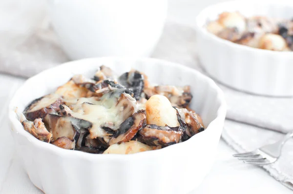 Baked gratin of cheese, mushrooms and potato — Stock Photo, Image