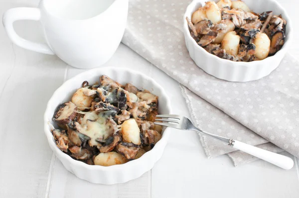 Mushroom jullienne with potato gnocchi and tuna — Stock Photo, Image