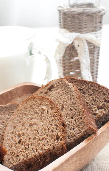 Segmenten van verse roggebrood — Stockfoto