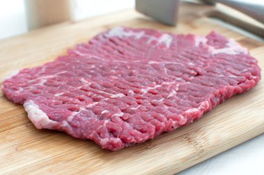 kesme tahtası üzerinde yuvarlak biftek Beef göz