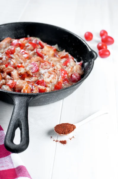 Addind paprika spice aan zeevruchten dish — Stockfoto