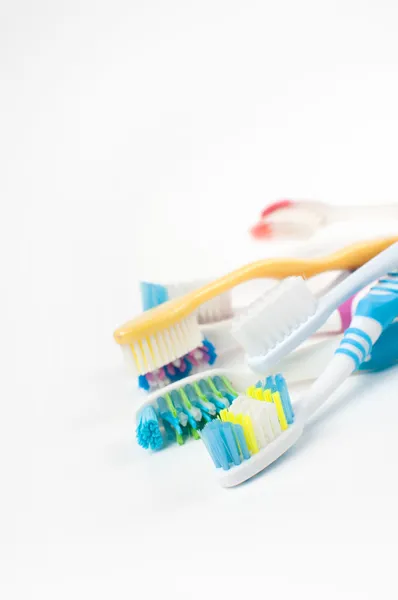 Tas de différentes brosses à dents multicolores — Photo