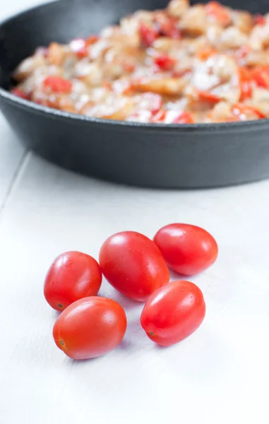 Tomates cherry con plato cocido —  Fotos de Stock