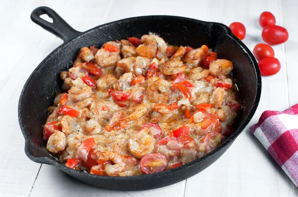 Koken van garnalen en cherry tomaten in koekepan — Stockfoto