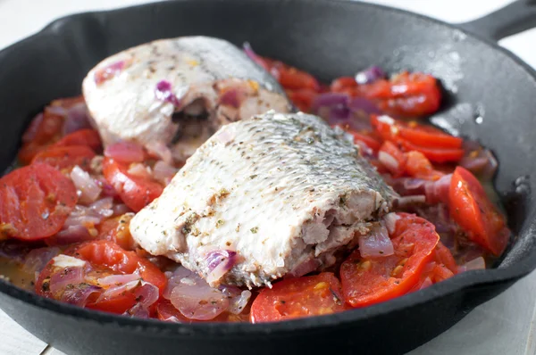 Sauteed bass pieces with tomatoes and onion — Stock Image Sauteed bass pieces with tomatoes and onion Stock Picture