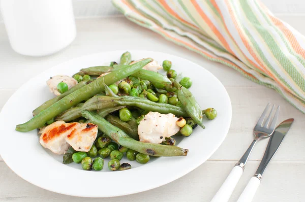 Grilled chicken with green vegetables — Stock Photo, Image