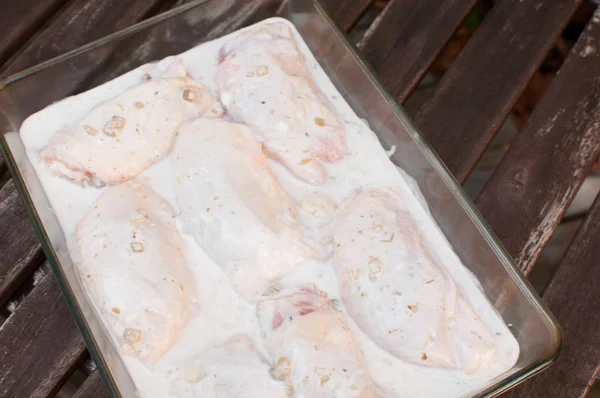 Marinated chicken thighs in cream — Stock Photo, Image