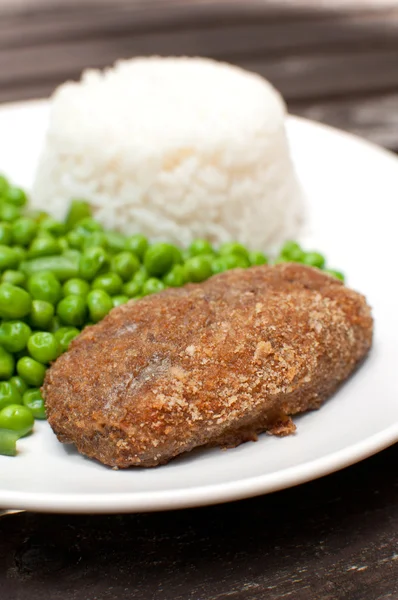 Breaded cutlet with rice and green salad — Stock Photo, Image