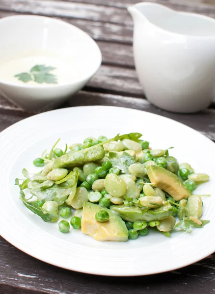 绿色沙拉配豌豆、 青豆和芝麻菜 — 图库照片