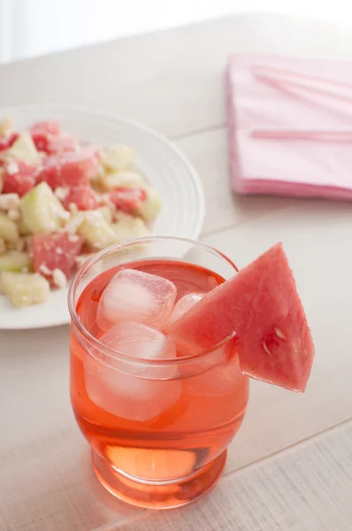 Bebida de melancia com cubos de gelo — Fotografia de Stock