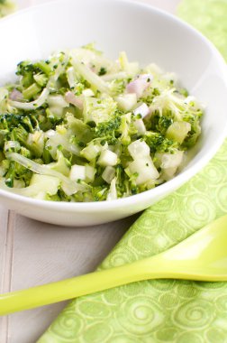 salatalık ve brokoli salatası