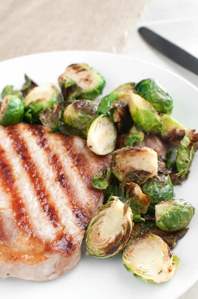 Grilled brussels sprouts and pork meat — Stock Photo, Image
