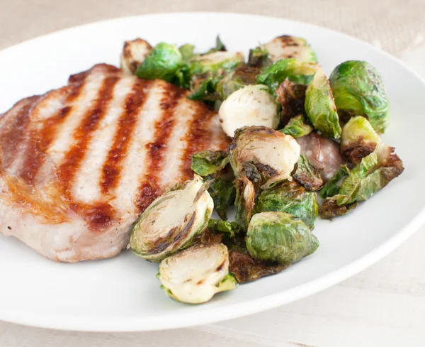 Rosenkohl und Fleisch aus nächster Nähe — Stockfoto