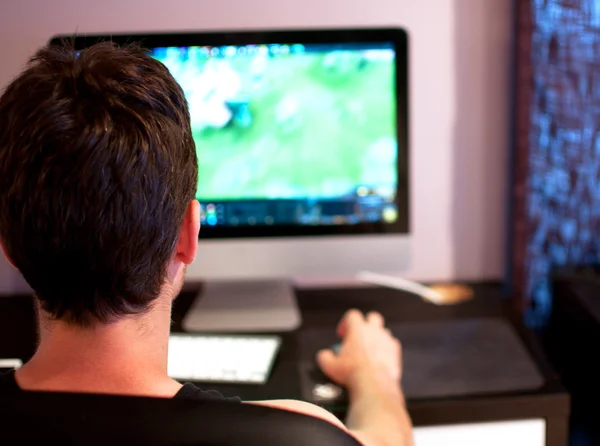 Joven jugando ordenador juego — Foto de Stock