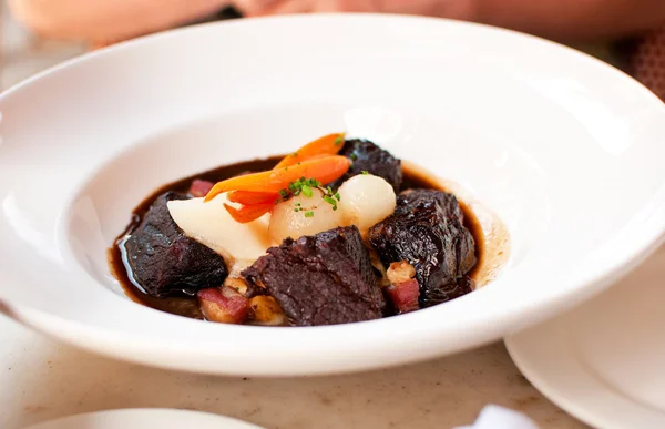 Bourguignon rundvlees met wortel en uien — Stockfoto