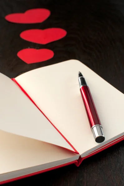 Caneta vermelha para escrever sobre amor — Fotografia de Stock