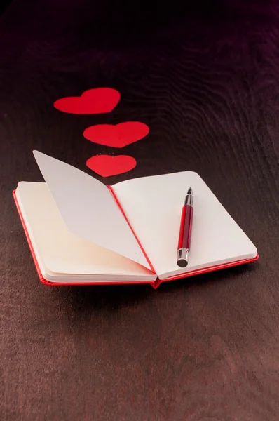 Schreiben über die Liebe im Notizbuch — Stockfoto