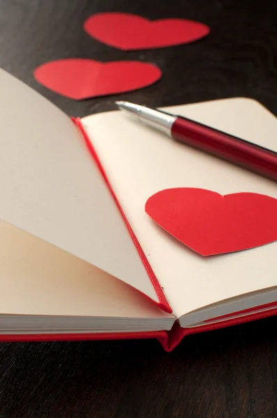 Skriva romantisk dikt eller text i anteckningsboken Stockbild