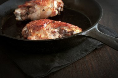 demir tavada kızarmış hindi budu