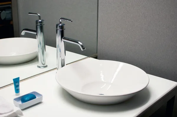 Lavabo de baño con diseño moderno — Foto de Stock