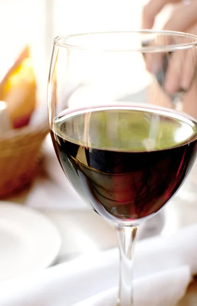 Venkovní stolování v restauraci s vínem — Stock fotografie
