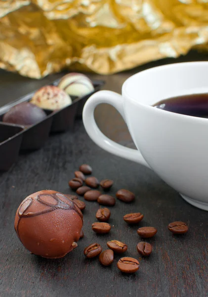 Trufa de café com xícara de chá — Fotografia de Stock