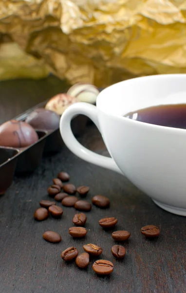 Pohár a sada čokoládové kávové cukroví — Stock fotografie