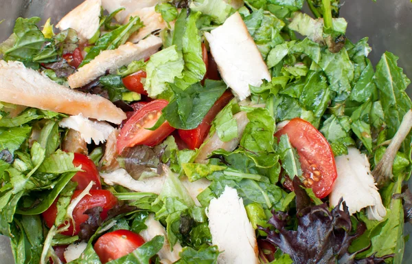Salat mit Hühnchen, Tomaten und Gemüse — Stockfoto