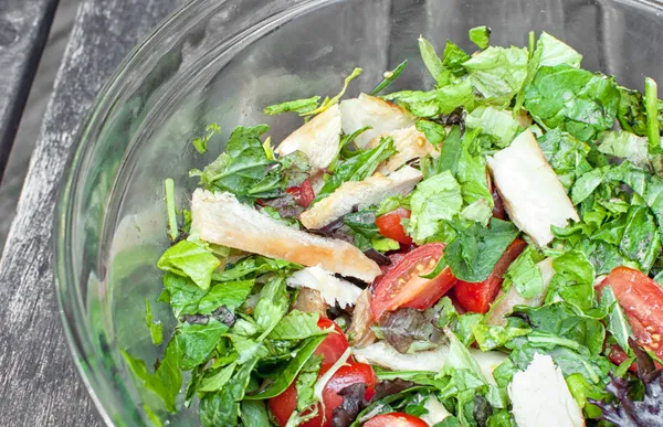 Chicken salad with tomatoes and greens — Stock Photo, Image