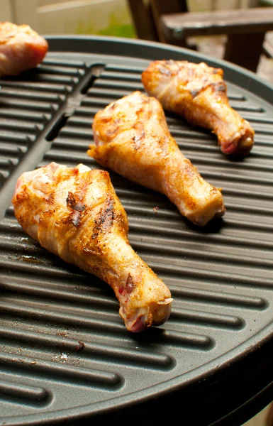 Kip drumsticks op grill grillplaat — Stockfoto