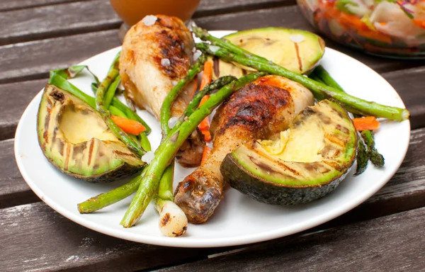 Summer dinner outside with grilled chicken and vegetables — Stock Photo, Image