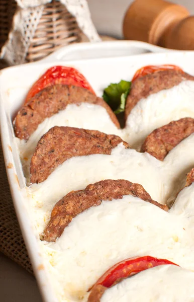 Braadpan met Turkije patty en kaas — Stockfoto