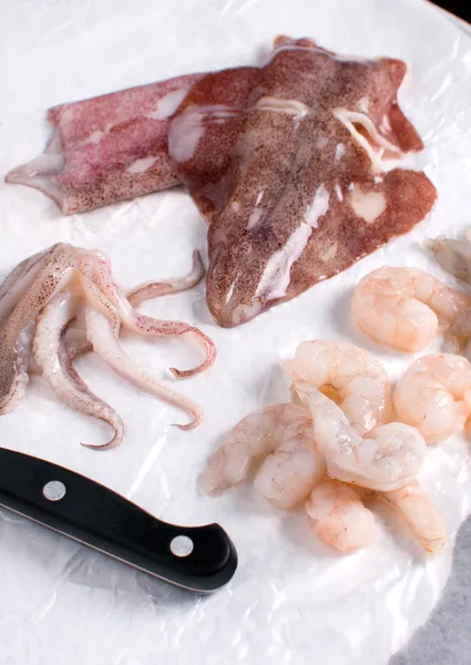 Cutting raw seafood squid and shrimps — Stock Photo, Image