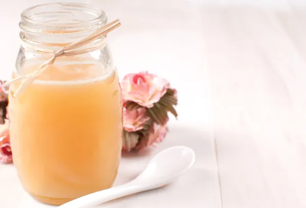 Frischer Honig Glas mit Löffel — Stockfoto