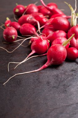 koyu arka plan üzerinde kesme turp demet