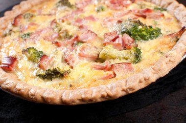 brokoli ve pastırma ile yuvarlak yemek pişmiş