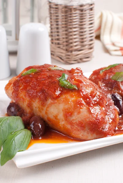 Braised chicken with tomato sauce and olives — Stock Photo, Image